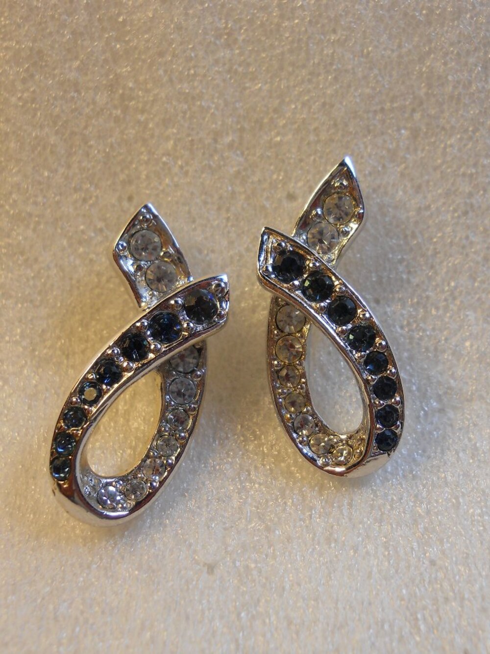 Avon - Gallery Original Earrings 730